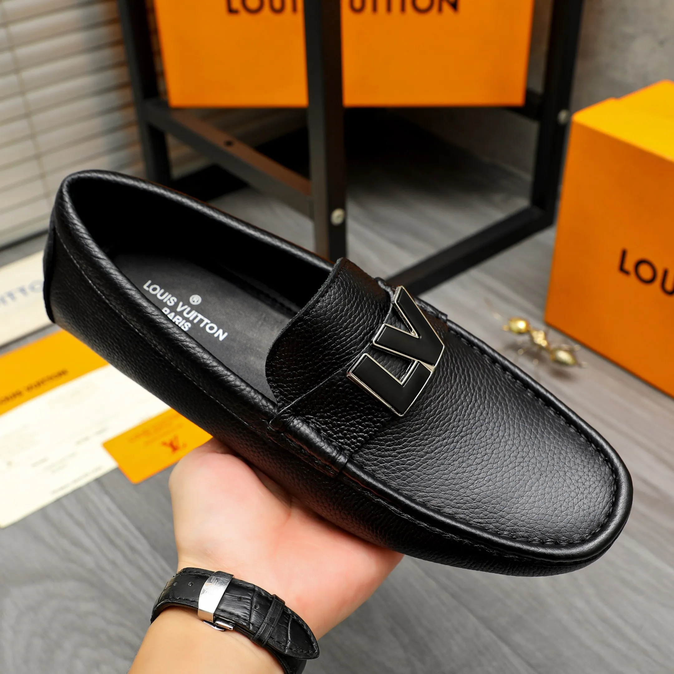 Men's shoes 💰420 Product trademark: LV "Louis Vuitton" casual slip-on shoes Regular size: 38-46 (45.46 custom-made, non-returnable) Product materials: Selected pebbled cowhide upper, sheepskin lining, original rubber outsole